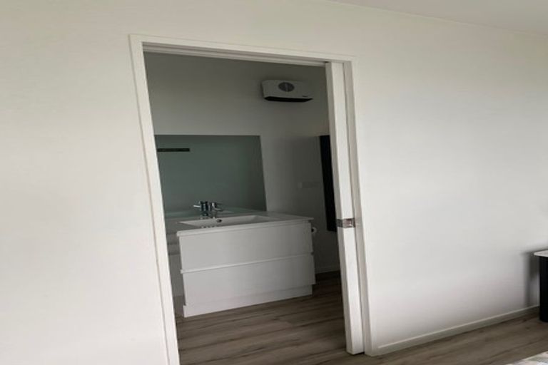 Photo of property in 23 Signallers Grove, Strathmore Park, Wellington, 6022