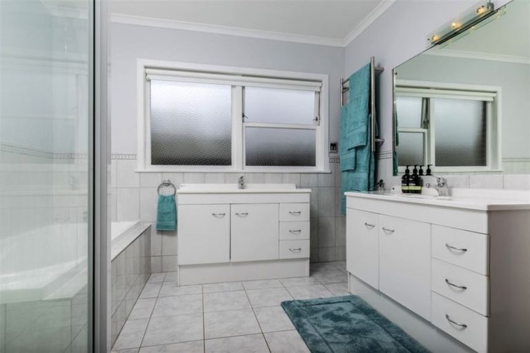 Photo of property in 1066 Scenic Drive North, Swanson, Auckland, 0816