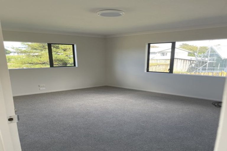 Photo of property in 12 Mediterranean Way, Goodwood Heights, Auckland, 2105