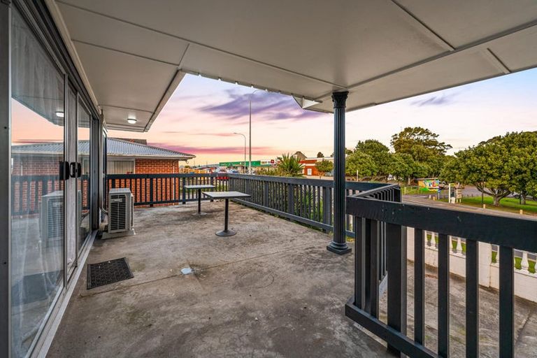 Photo of property in 214a Edmonton Road, Te Atatu South, Auckland, 0610