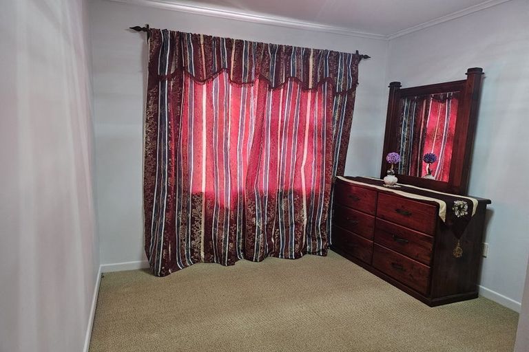 Photo of property in 17 Tiroroa Avenue, Te Atatu South, Auckland, 0610
