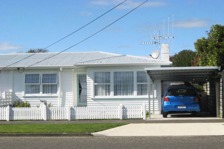 Photo of property in 32 Queenwood Road, Levin, 5510