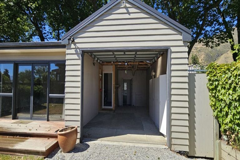 Photo of property in 17 Heuchan Lane, Wanaka, 9305