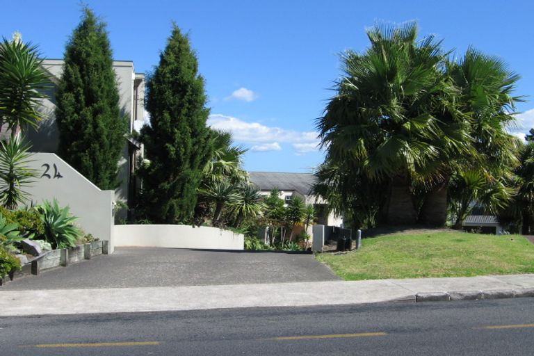 Photo of property in 2/24 Carlisle Road, Browns Bay, Auckland, 0630