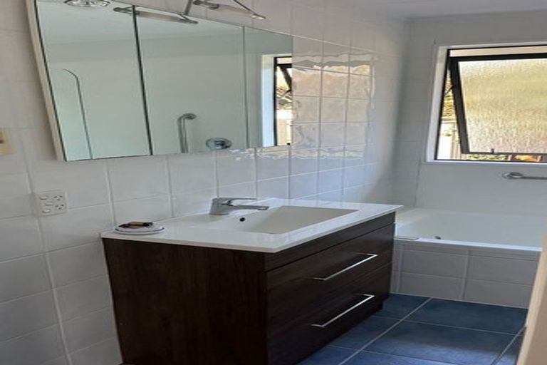 Photo of property in 41 Lavelle Road, Henderson, Auckland, 0612
