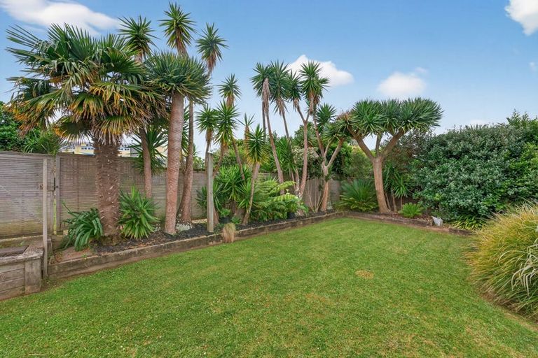 Photo of property in 29 Peter Terrace, Castor Bay, Auckland, 0620