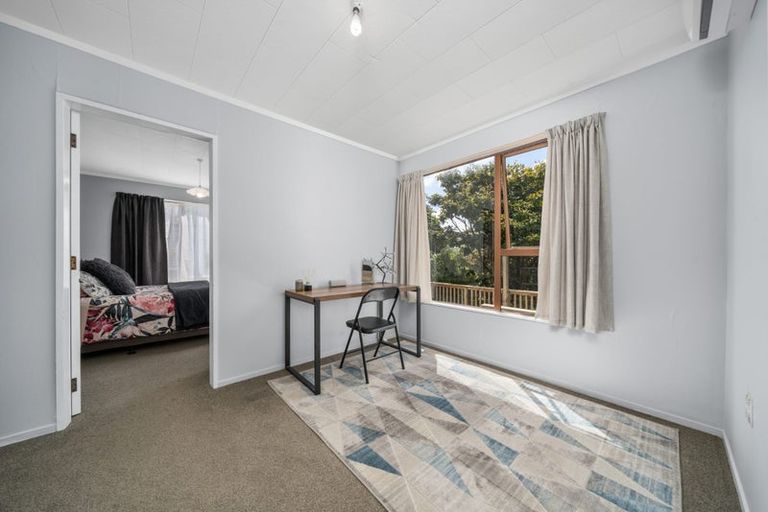 Photo of property in 15a Kereru Bend, Tawa, Wellington, 5028