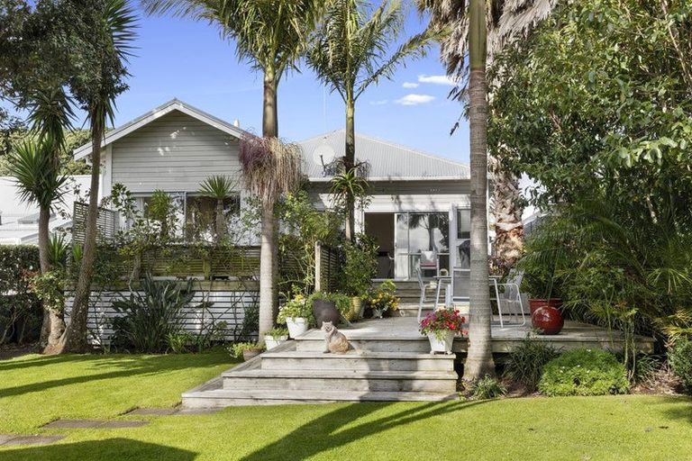 Photo of property in 249 Courtenay Street, Strandon, New Plymouth, 4312