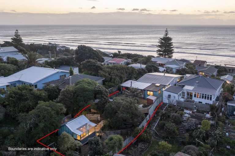 Photo of property in 22 Aperahama Street, Paekakariki, 5034