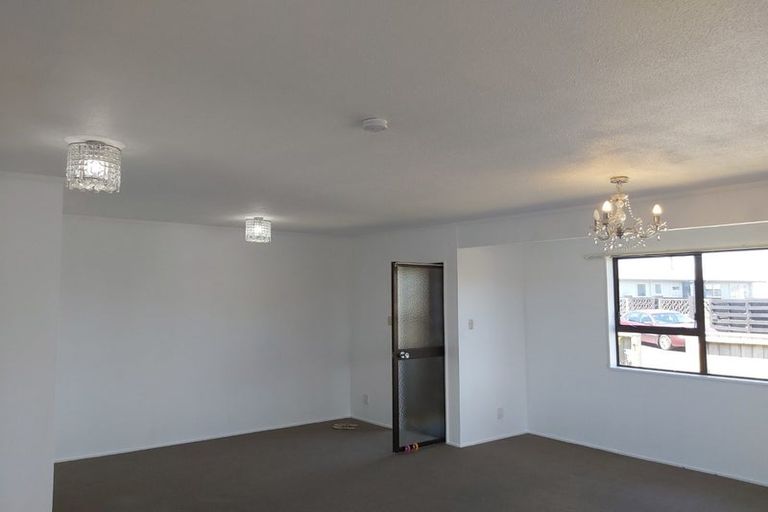 Photo of property in 41a Sunhaven Drive, Newlands, Wellington, 6037