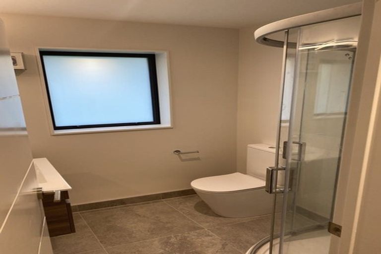 Photo of property in 1 Satchell Place, Birkenhead, Auckland, 0626