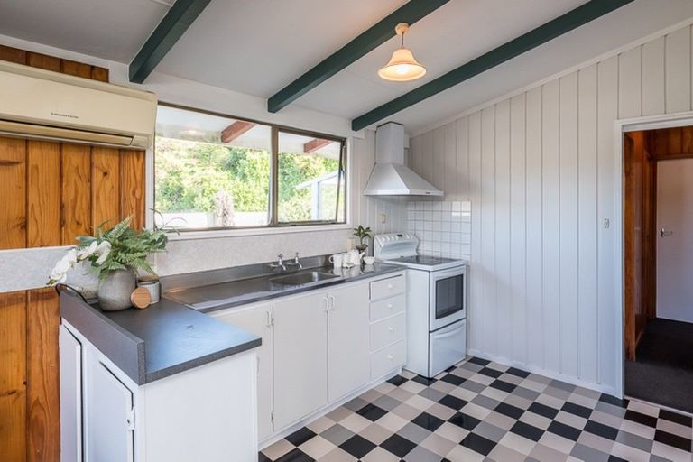 Photo of property in 117 Newlands Road, Newlands, Wellington, 6037