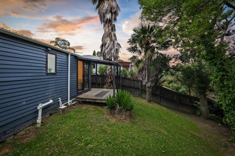Photo of property in 15 Vina Place, Massey, Auckland, 0614