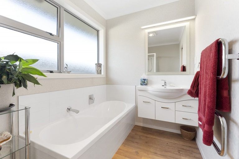 Photo of property in 4 Medallion Court, Kelvin Grove, Palmerston North, 4414