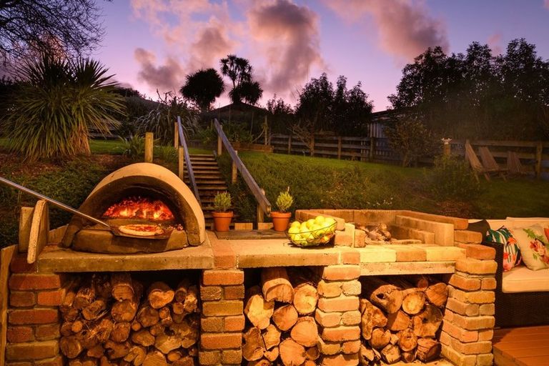 Photo of property in 5 Gavinike Place, Waimauku, 0812