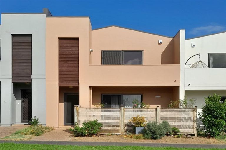 Photo of property in 16 Spalding Rise, Golflands, Auckland, 2013