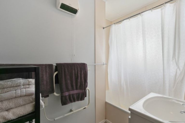 Photo of property in 252a Wellington Road, Wainuiomata, Lower Hutt, 5014