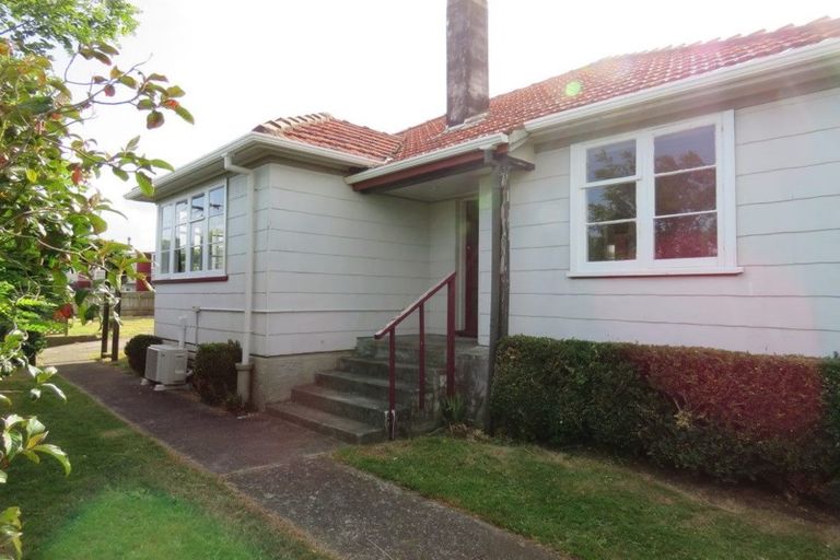 Photo of property in 62 Omata Road, Marfell, New Plymouth, 4310