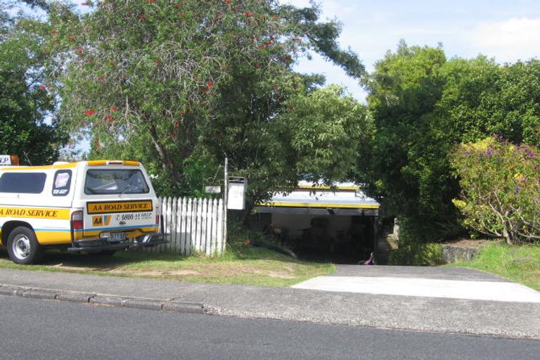 Photo of property in 43 Ayton Drive, Totara Vale, Auckland, 0629