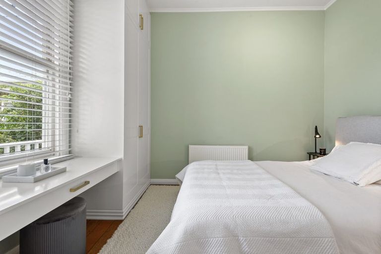 Photo of property in 12 Rixon Grove, Mount Victoria, Wellington, 6011