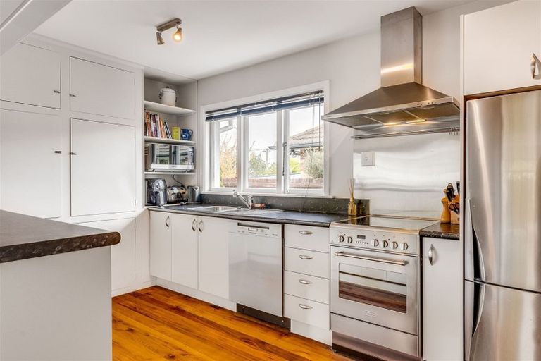 Photo of property in 33 Manor Place, Bryndwr, Christchurch, 8053