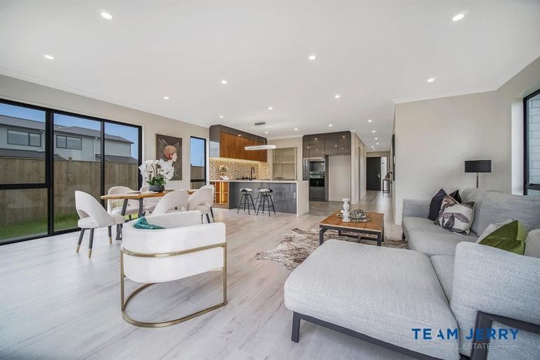 Photo of property in 17 Kaitiaki Drive, Clarks Beach, 2122