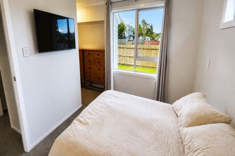 Photo of property in 48 Omata Road, Marfell, New Plymouth, 4310