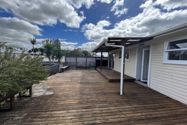 Photo of property in 16 Bayside Avenue, Te Atatu Peninsula, Auckland, 0610
