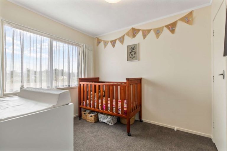 Photo of property in 2/11 Longreach Drive, Sunnyvale, Auckland, 0612