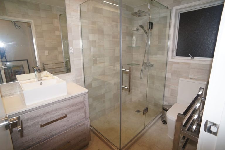 Photo of property in 2/4210a Great North Road, Glendene, Auckland, 0602