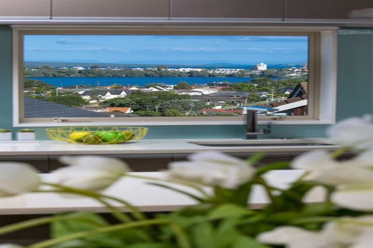 Photo of property in 8 Currey Crescent, Milford, Auckland, 0620