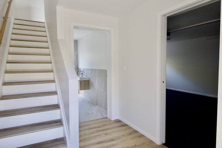 Photo of property in 2/94 Target Road, Totara Vale, Auckland, 0629