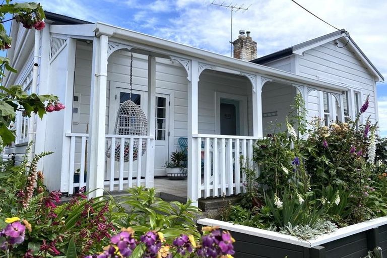 Photo of property in 54 Belt Road, New Plymouth, 4310