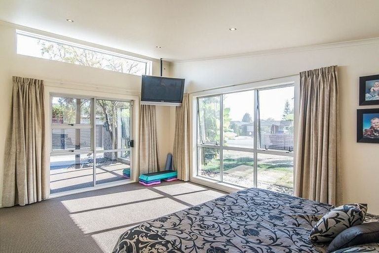 Photo of property in 32 Kapanui Road, Waikanae, 5036