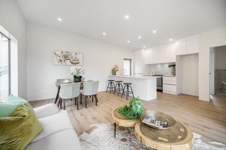 Photo of property in 2/128 Sunset Road, Unsworth Heights, Auckland, 0632