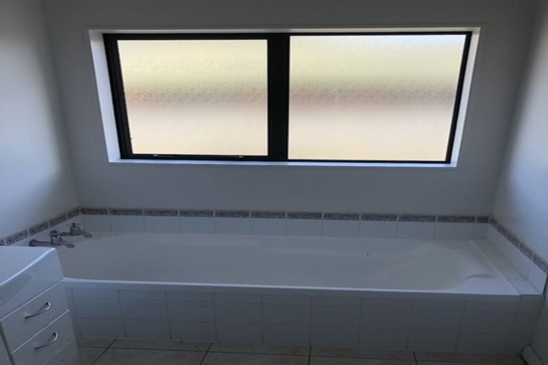 Photo of property in 4 Belleek Close, Weymouth, Auckland, 2103