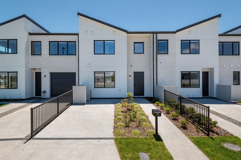 Photo of property in 12 George Cole Lane, Takanini, 2112