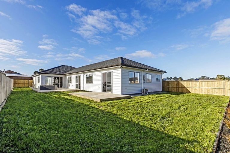 Photo of property in 18 Gilbransen Road, Kumeu, 0810