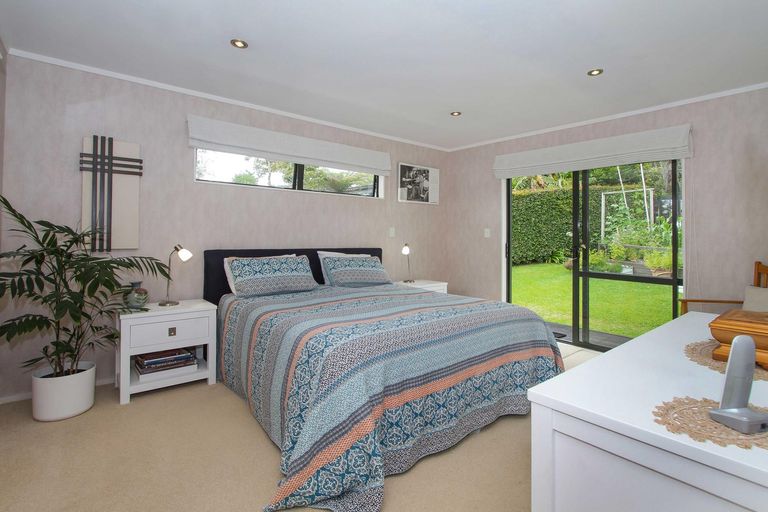 Photo of property in 5 John Webster Place, Glen Eden, Auckland, 0602