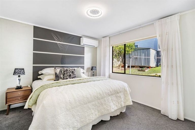Photo of property in 17 Noeleen Street, Glenfield, Auckland, 0629