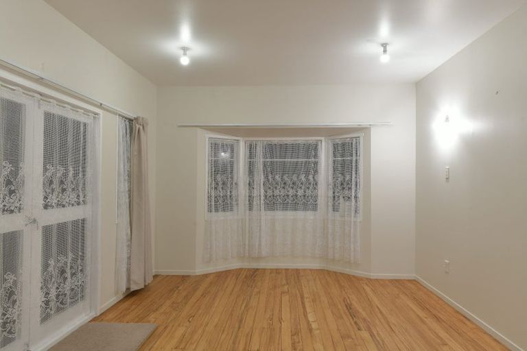 Photo of property in 32 Te Atatu Road, Te Atatu South, Auckland, 0610