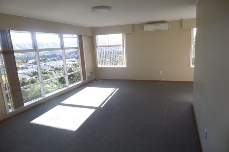Photo of property in 11 Beverley Grove, Paparangi, Wellington, 6037