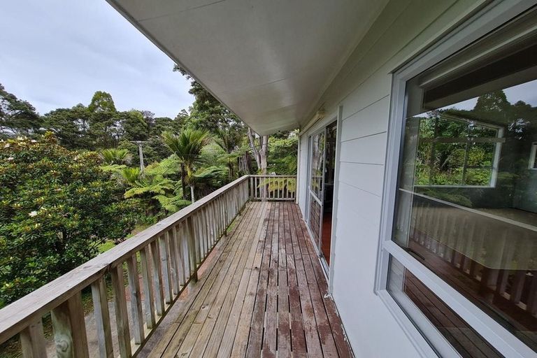 Photo of property in 66 Rauhuia Crescent, Parau, Auckland, 0604