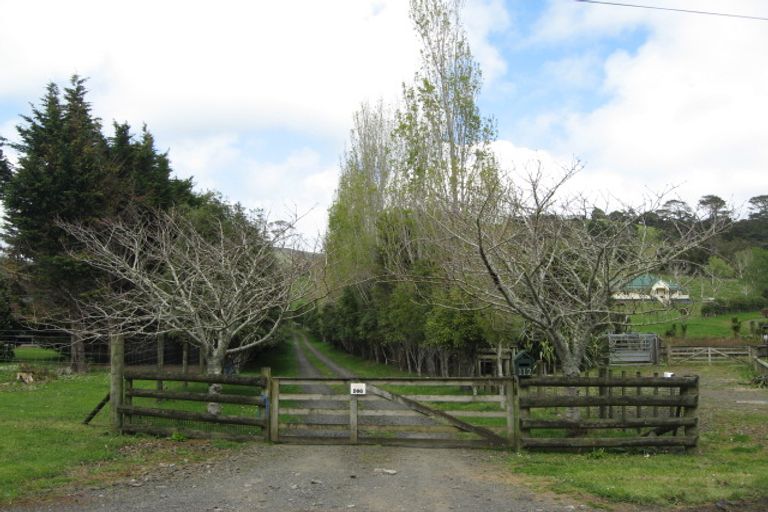 Photo of property in 112 Te Henga Road, Waitakere, Henderson, 0781
