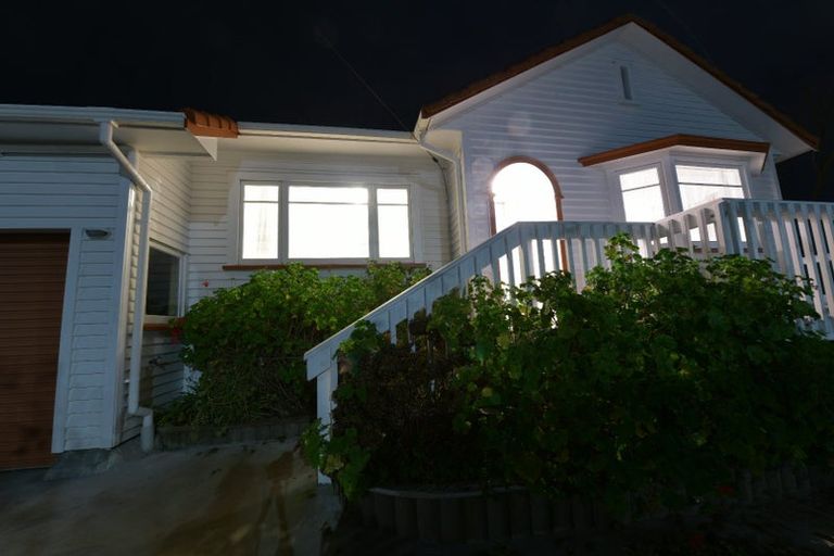 Photo of property in 32 Te Atatu Road, Te Atatu South, Auckland, 0610