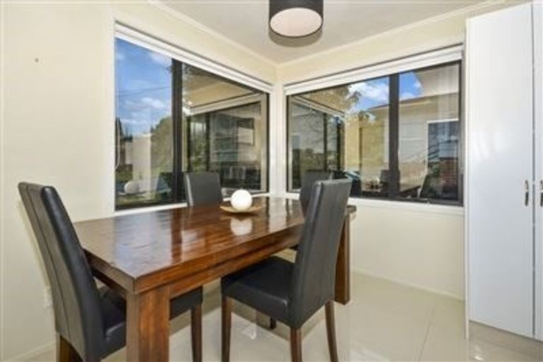 Photo of property in 2/51 Knightsbridge Drive, Forrest Hill, Auckland, 0620