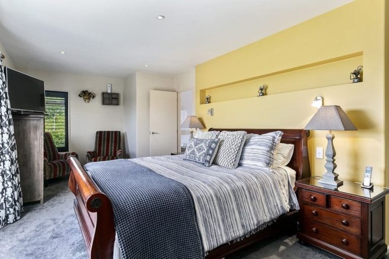 Photo of property in 27 Te Urunga Place, Acacia Bay, Taupo, 3330