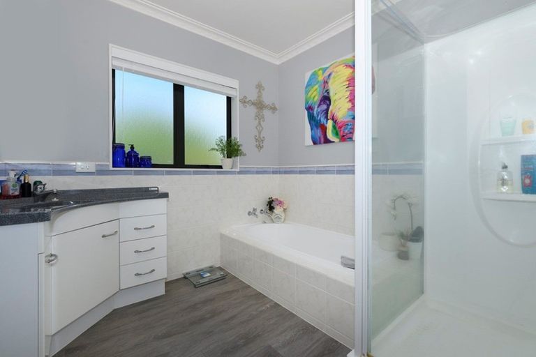 Photo of property in 70 Oteki Park Drive, Welcome Bay, Tauranga, 3112