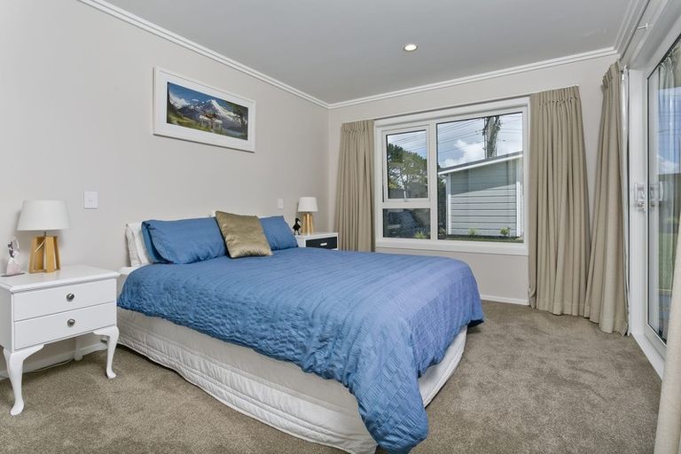 Photo of property in 927 East Coast Road, Northcross, Auckland, 0632