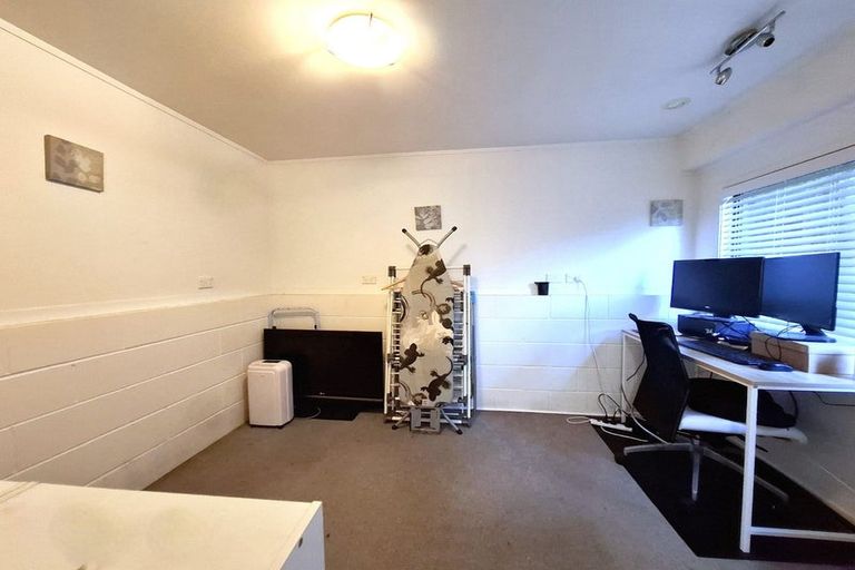 Photo of property in 1/72 Lake Road, Northcote, Auckland, 0627